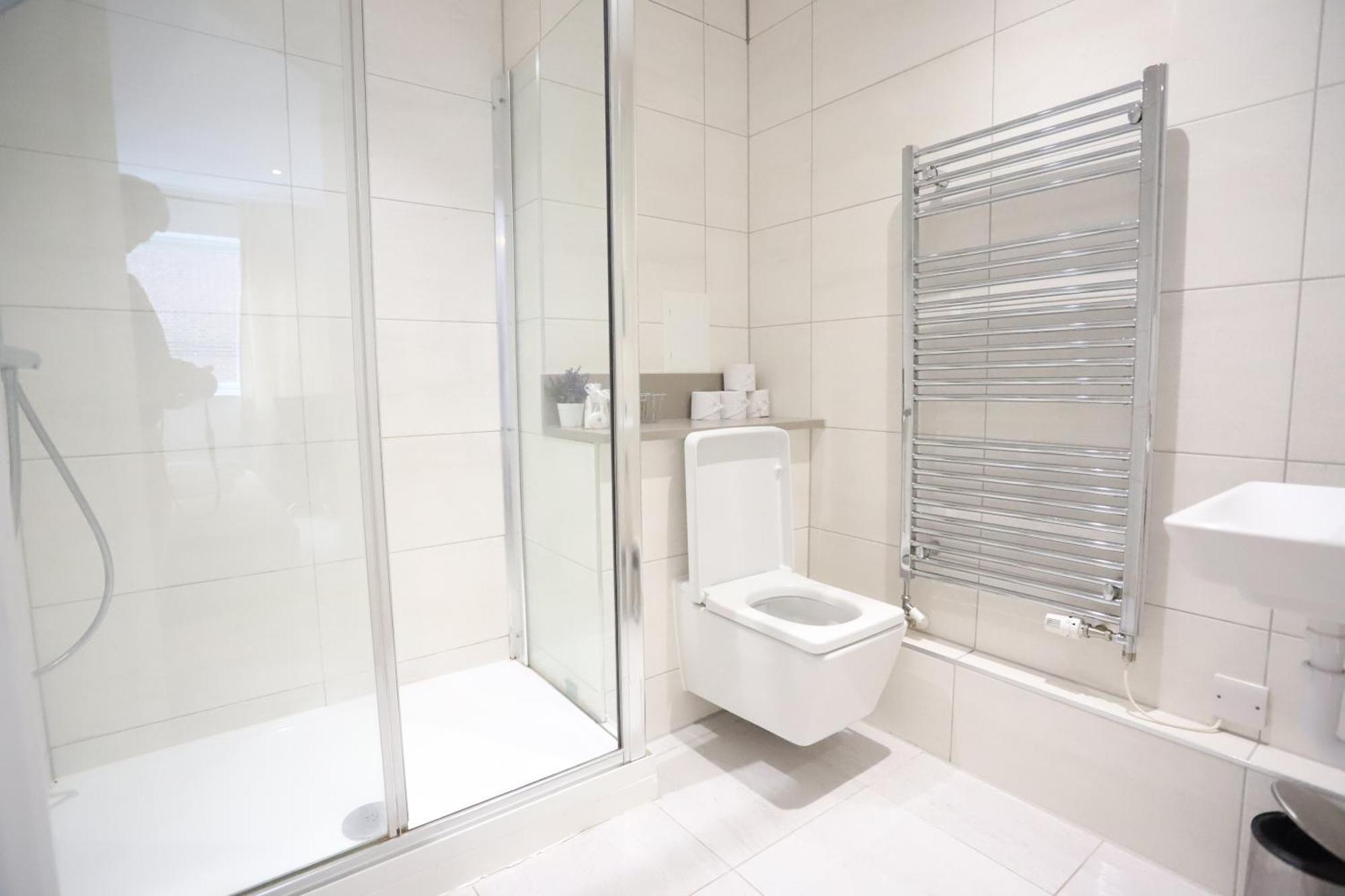 Spacious 3-story Retreat With Rooftop Terrace And Modern Amenities