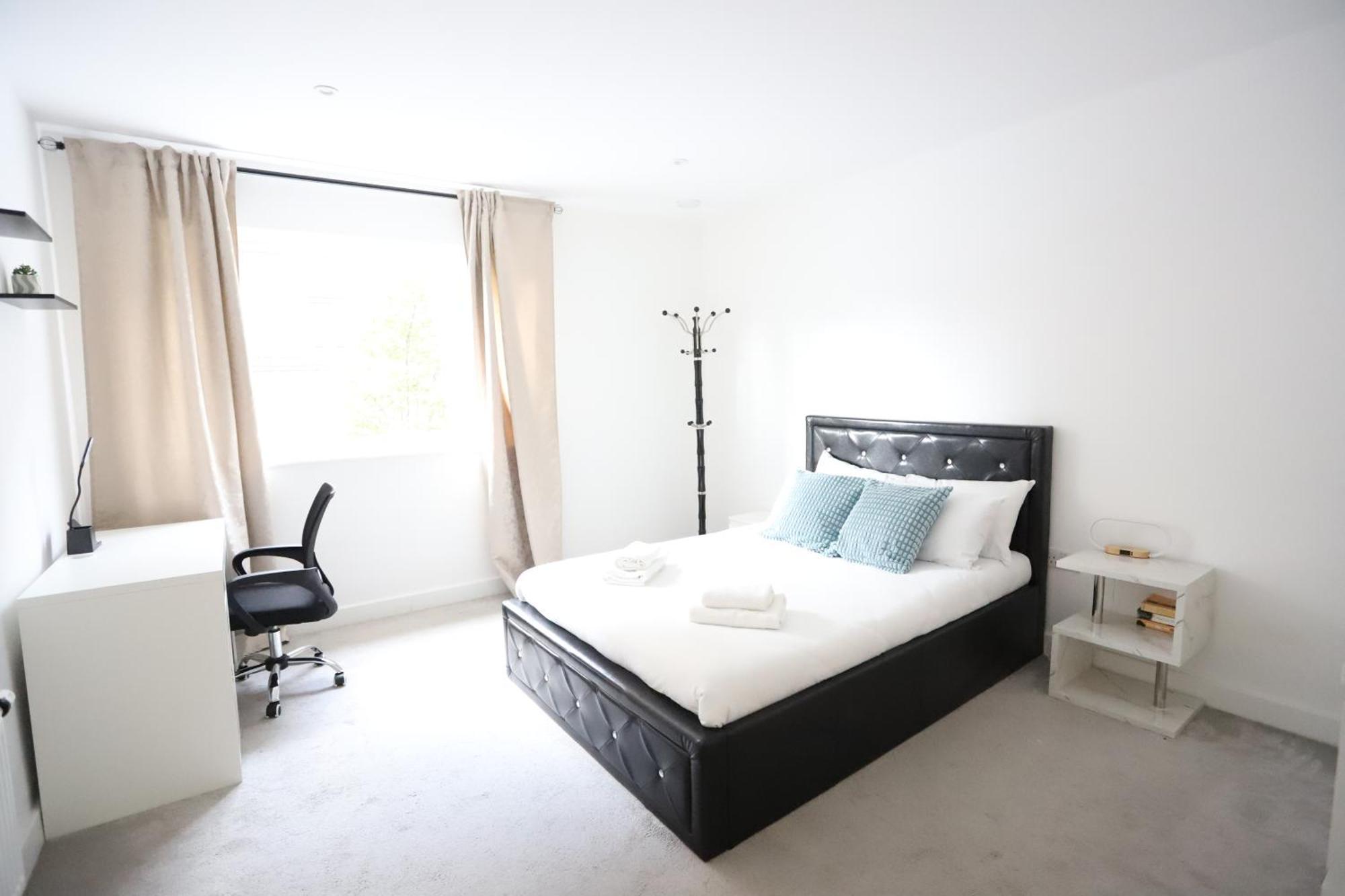 Appartamento Spacious 3-story Retreat With Rooftop Terrace And Modern Amenities Londra