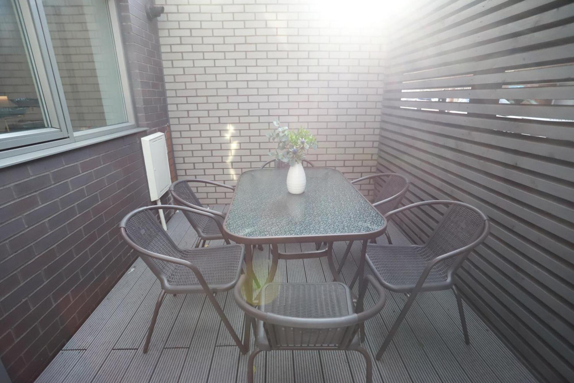 Spacious 3-story Retreat With Rooftop Terrace And Modern Amenities Londra