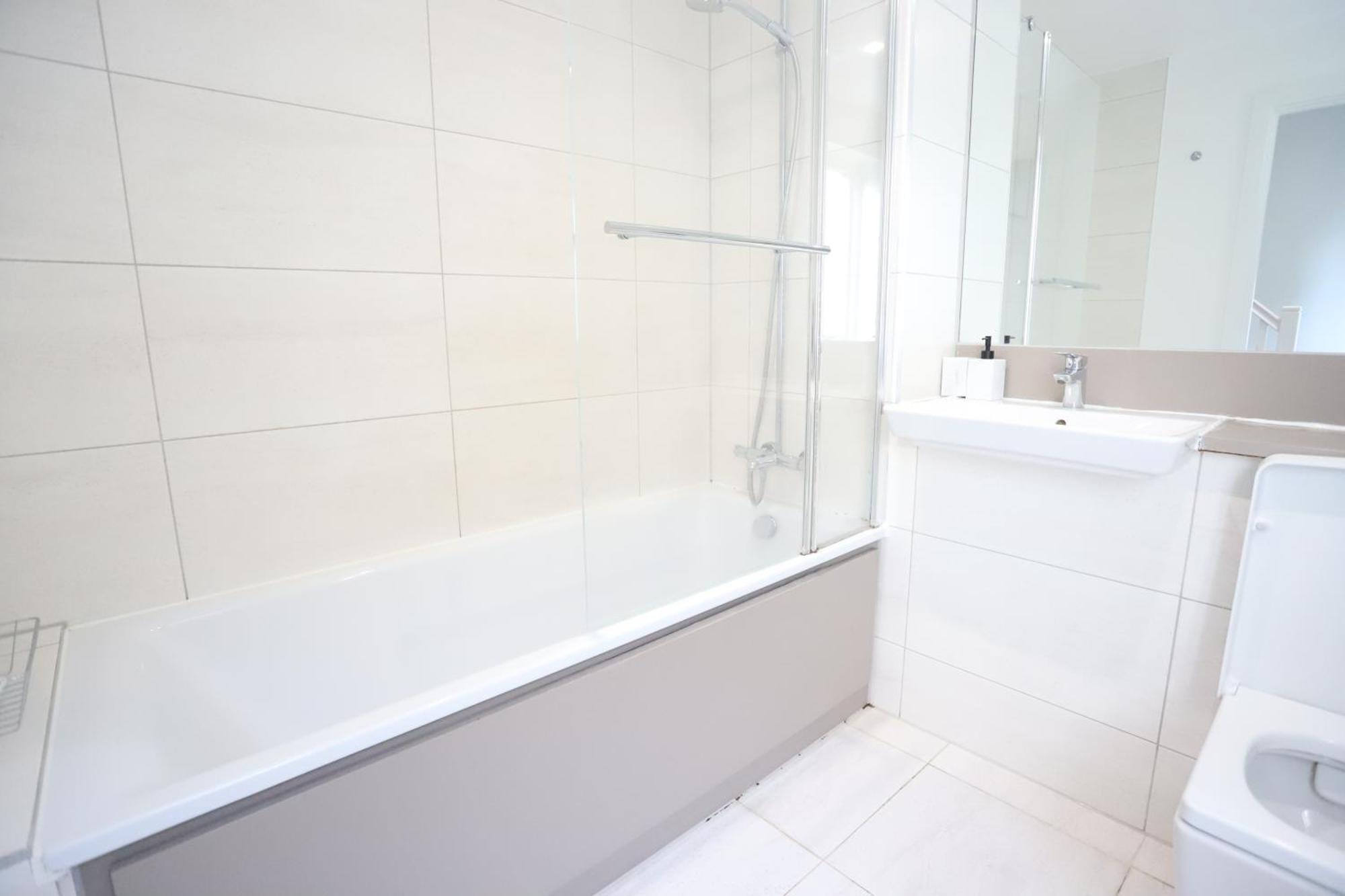 Spacious 3-story Retreat With Rooftop Terrace And Modern Amenities Appartamento *