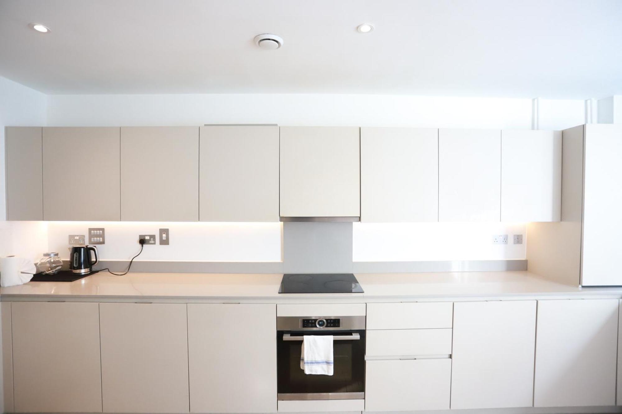 Spacious 3-story Retreat With Rooftop Terrace And Modern Amenities Appartamento *