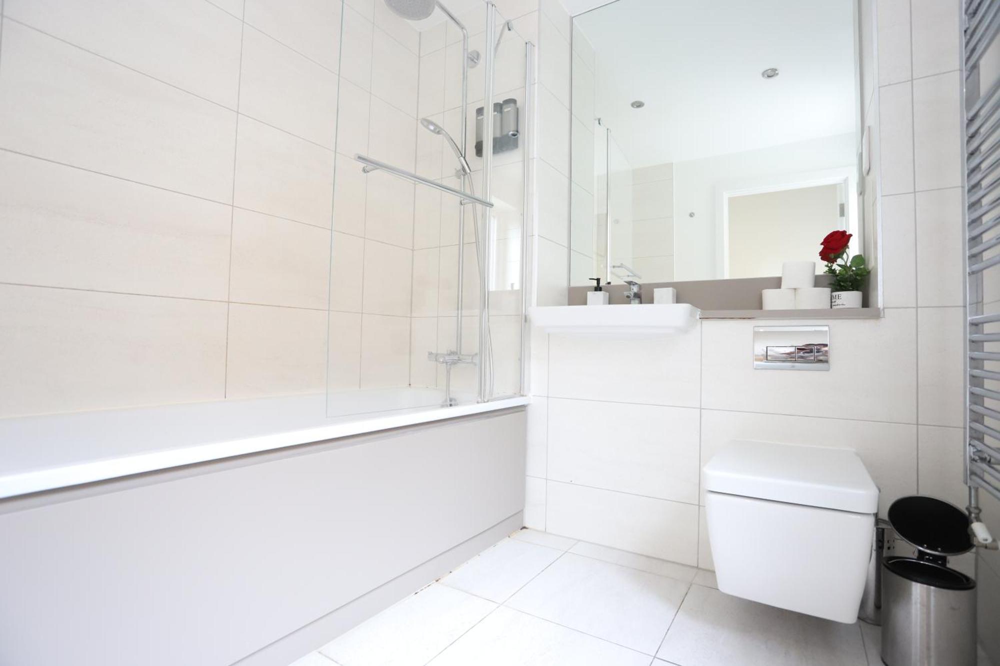 Appartamento Spacious 3-story Retreat With Rooftop Terrace And Modern Amenities Londra