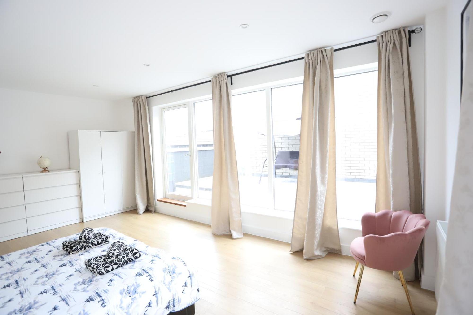 Spacious 3-story Retreat With Rooftop Terrace And Modern Amenities *