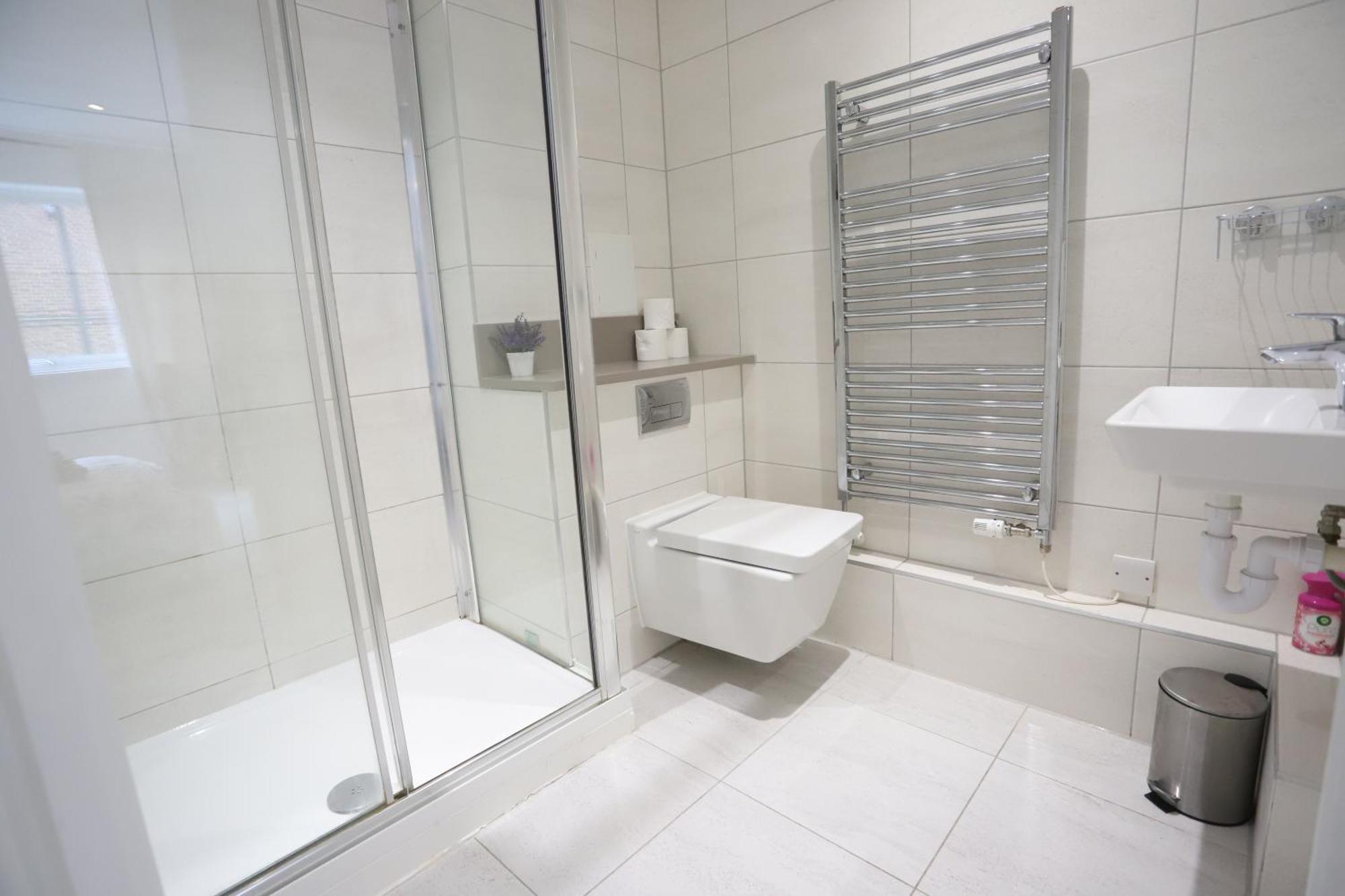Appartamento Spacious 3-story Retreat With Rooftop Terrace And Modern Amenities Londra