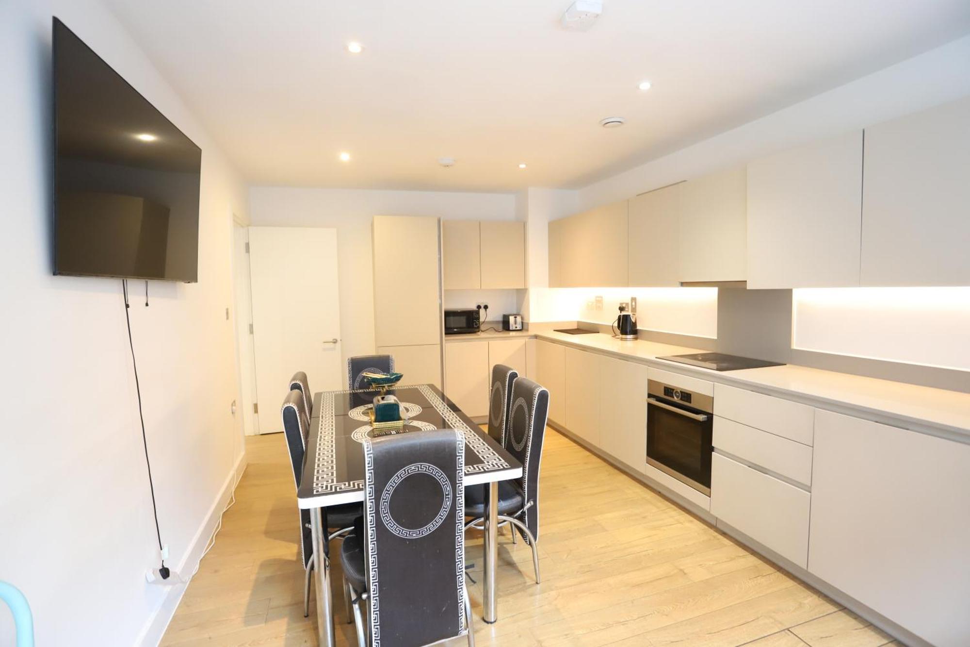 Spacious 3-story Retreat With Rooftop Terrace And Modern Amenities Appartamento