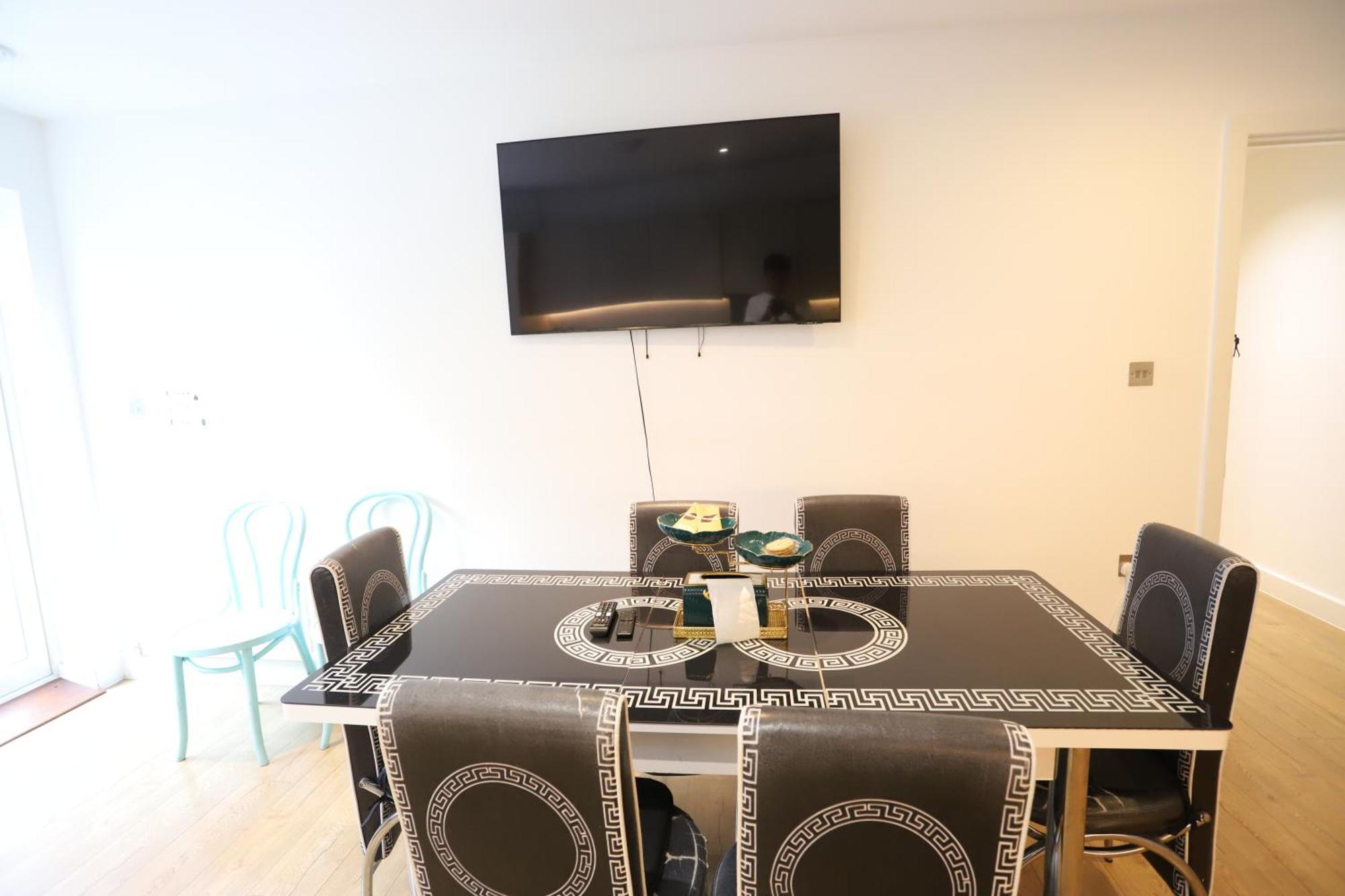 Spacious 3-story Retreat With Rooftop Terrace And Modern Amenities *