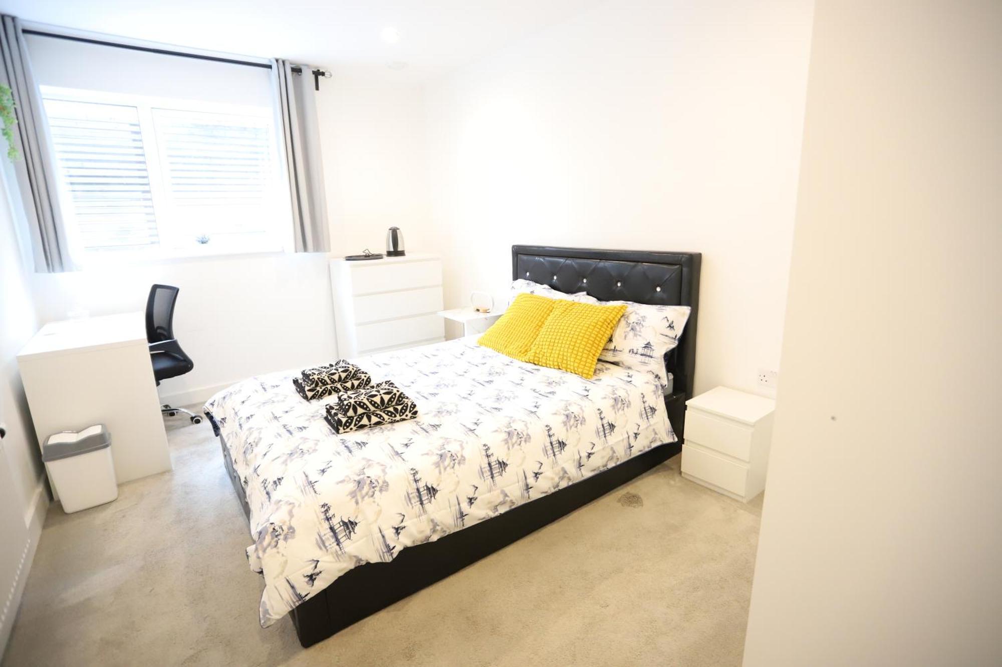 Spacious 3-story Retreat With Rooftop Terrace And Modern Amenities Londra