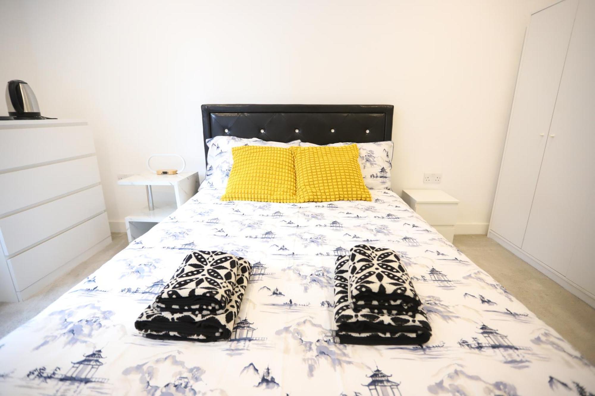 Spacious 3-story Retreat With Rooftop Terrace And Modern Amenities * Londra