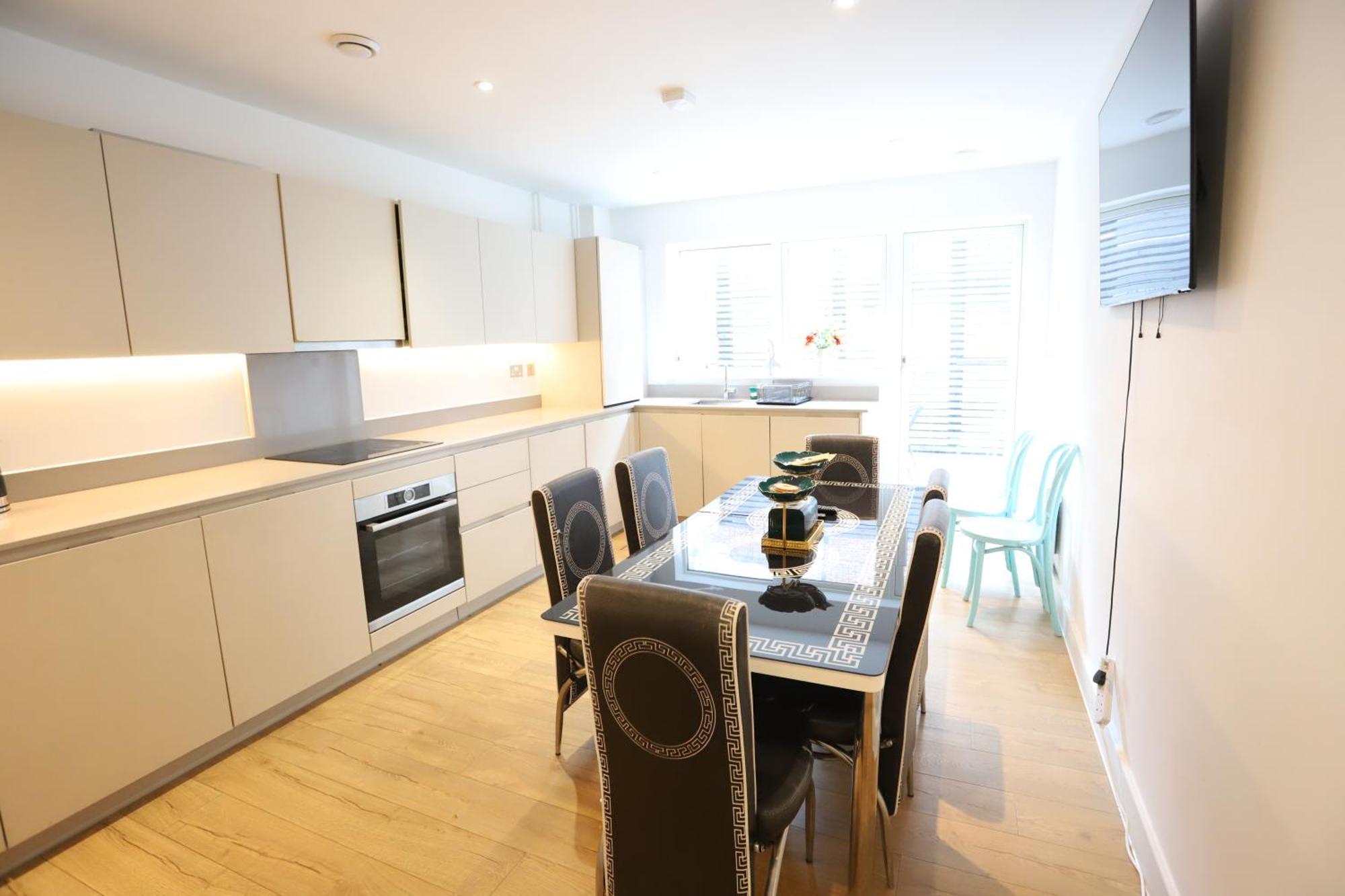 Spacious 3-story Retreat With Rooftop Terrace And Modern Amenities