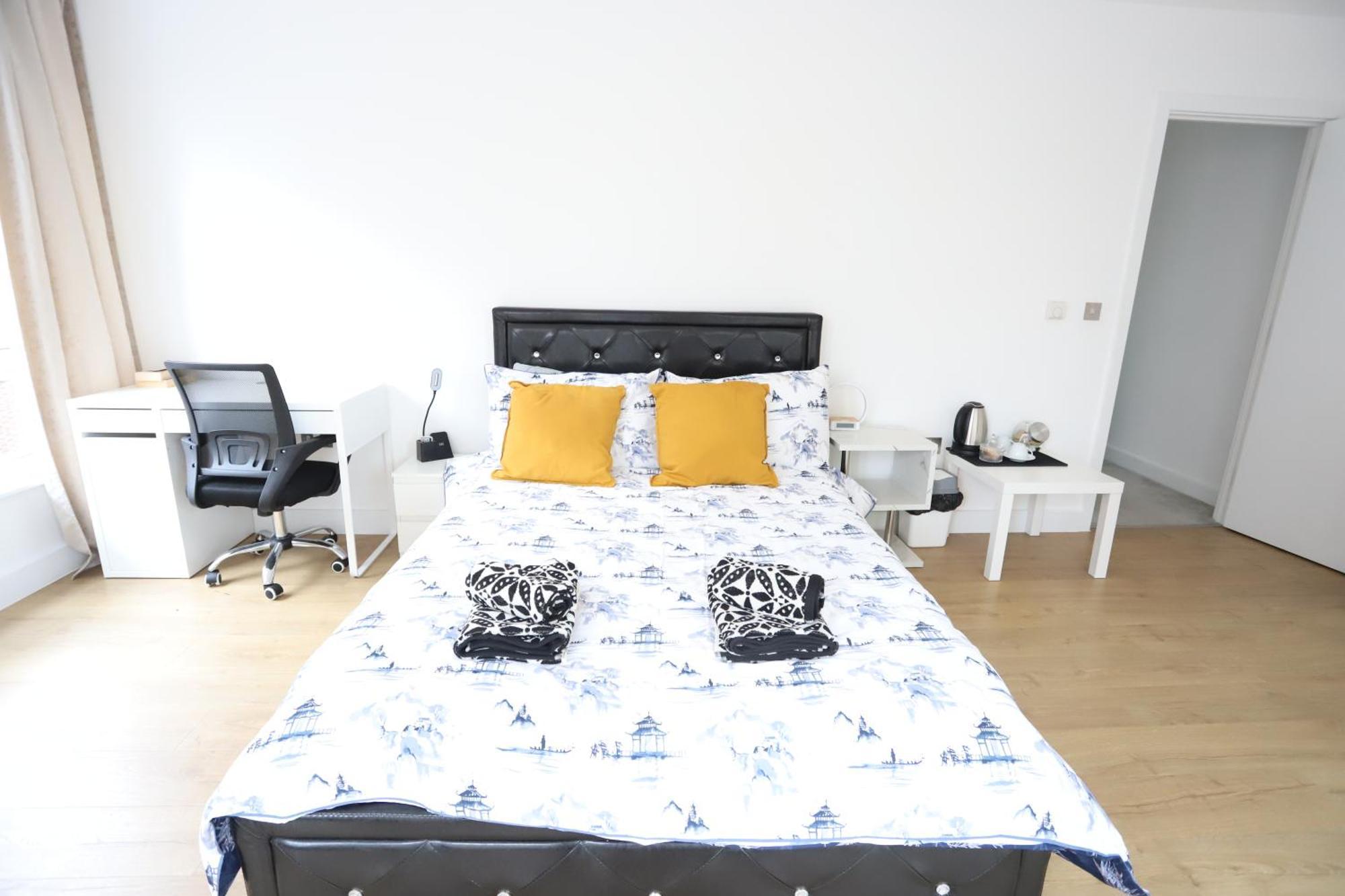 Spacious 3-story Retreat With Rooftop Terrace And Modern Amenities Appartamento *