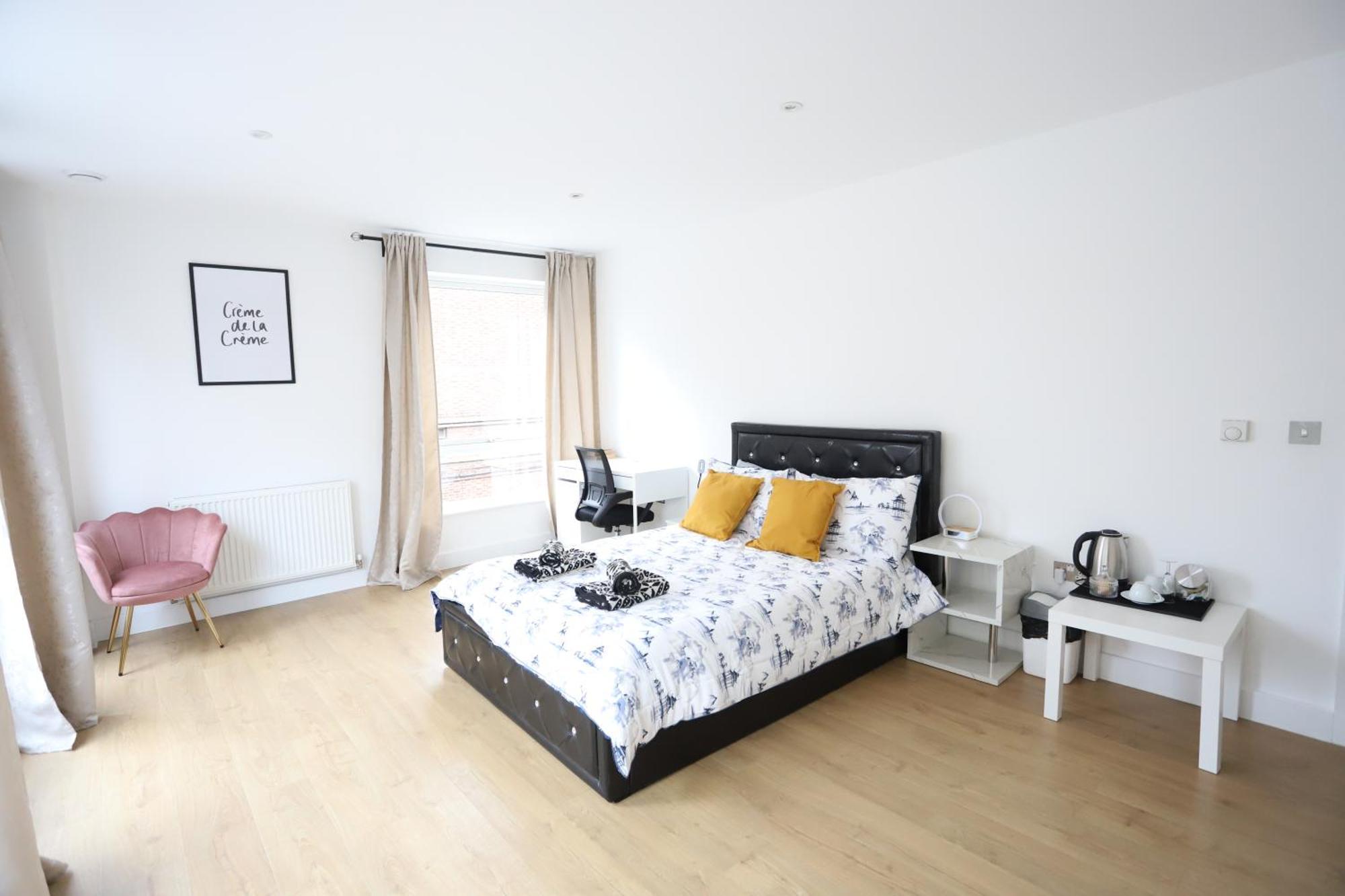 Spacious 3-story Retreat With Rooftop Terrace And Modern Amenities *
