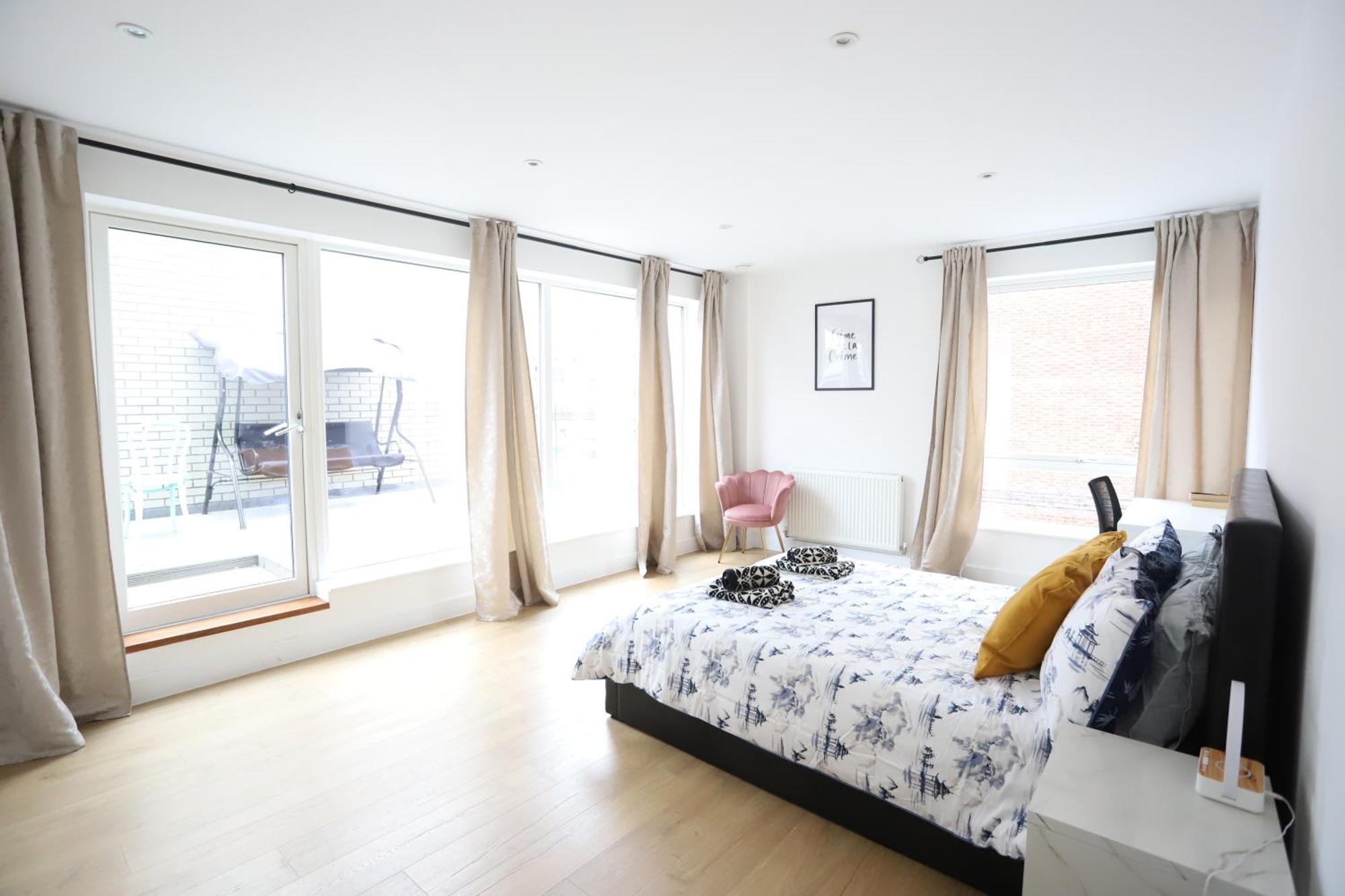Spacious 3-story Retreat With Rooftop Terrace And Modern Amenities * Londra