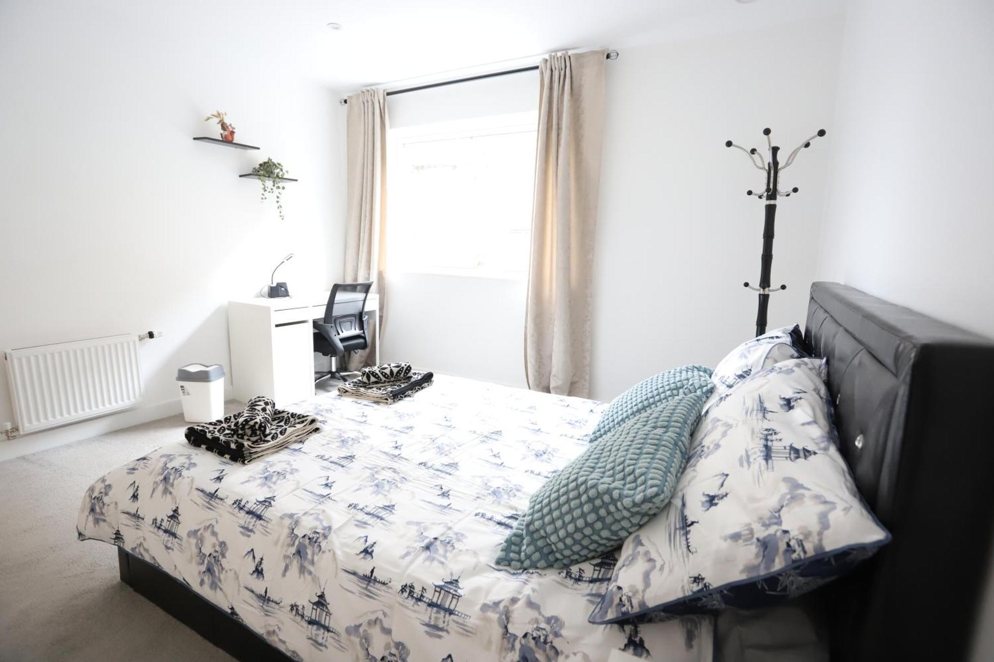 Spacious 3-story Retreat With Rooftop Terrace And Modern Amenities Appartamento