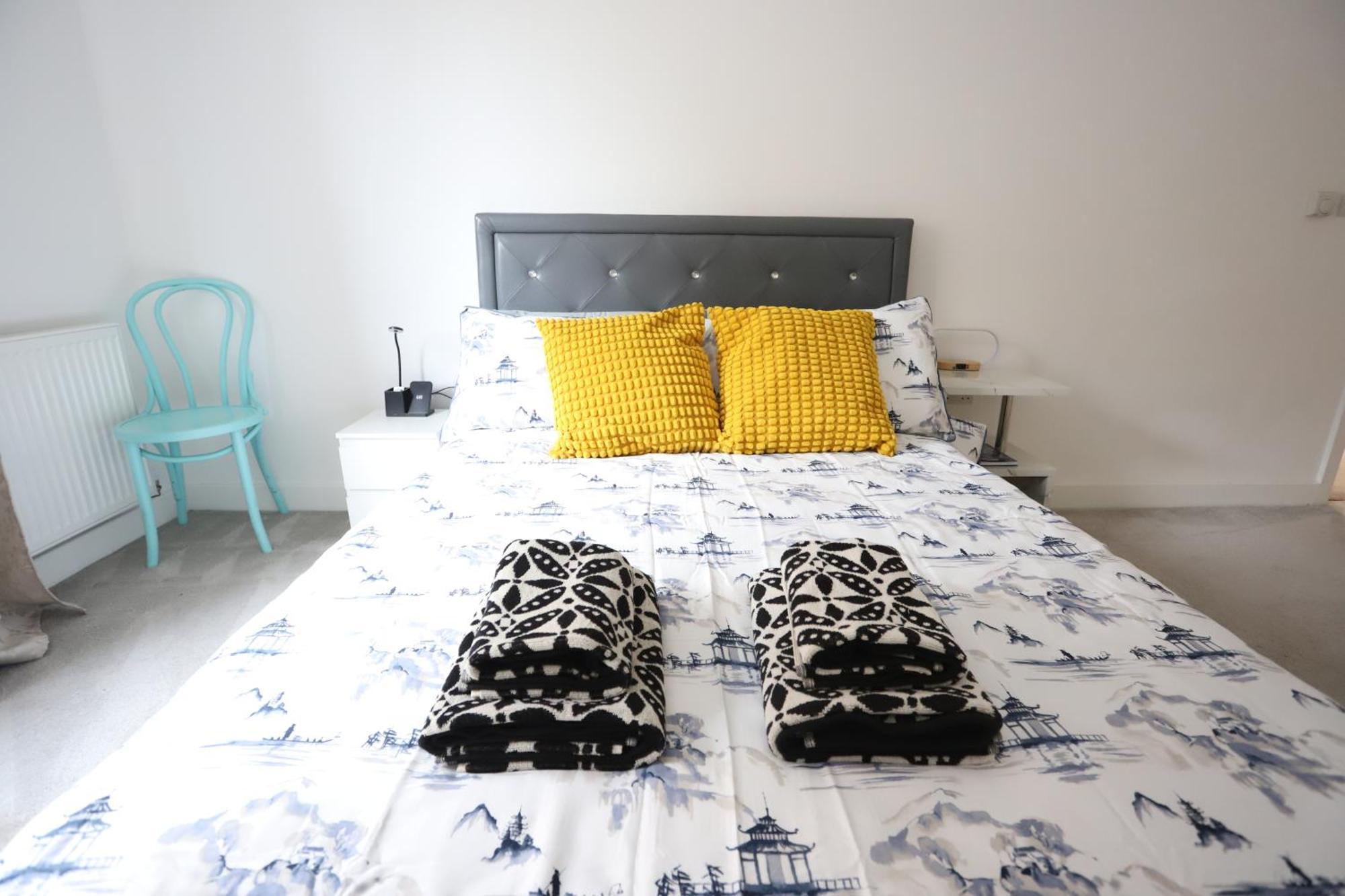Spacious 3-story Retreat With Rooftop Terrace And Modern Amenities *