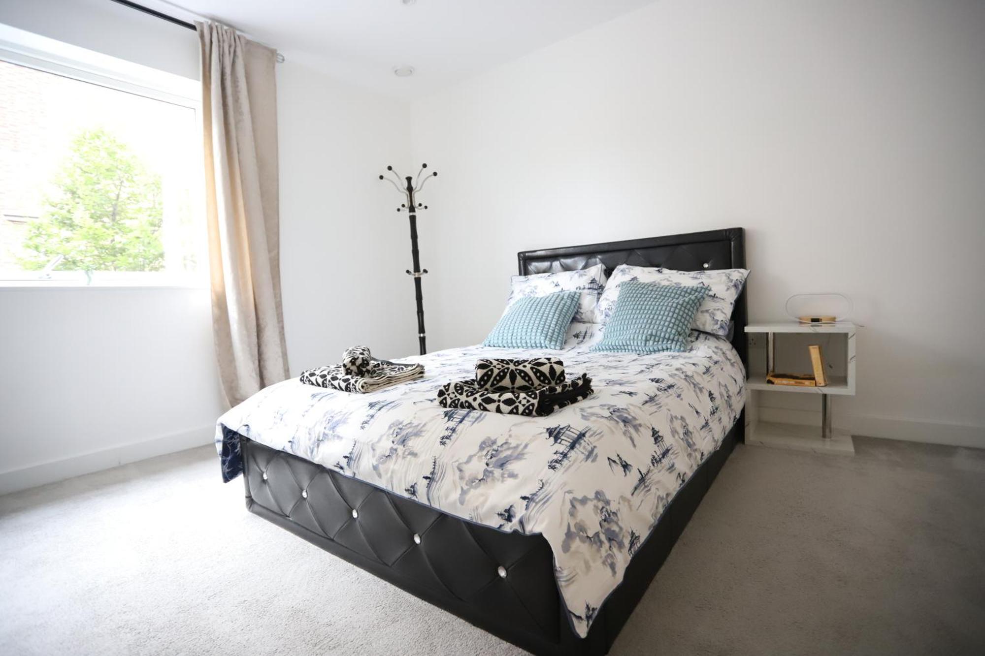 Spacious 3-story Retreat With Rooftop Terrace And Modern Amenities Londra
