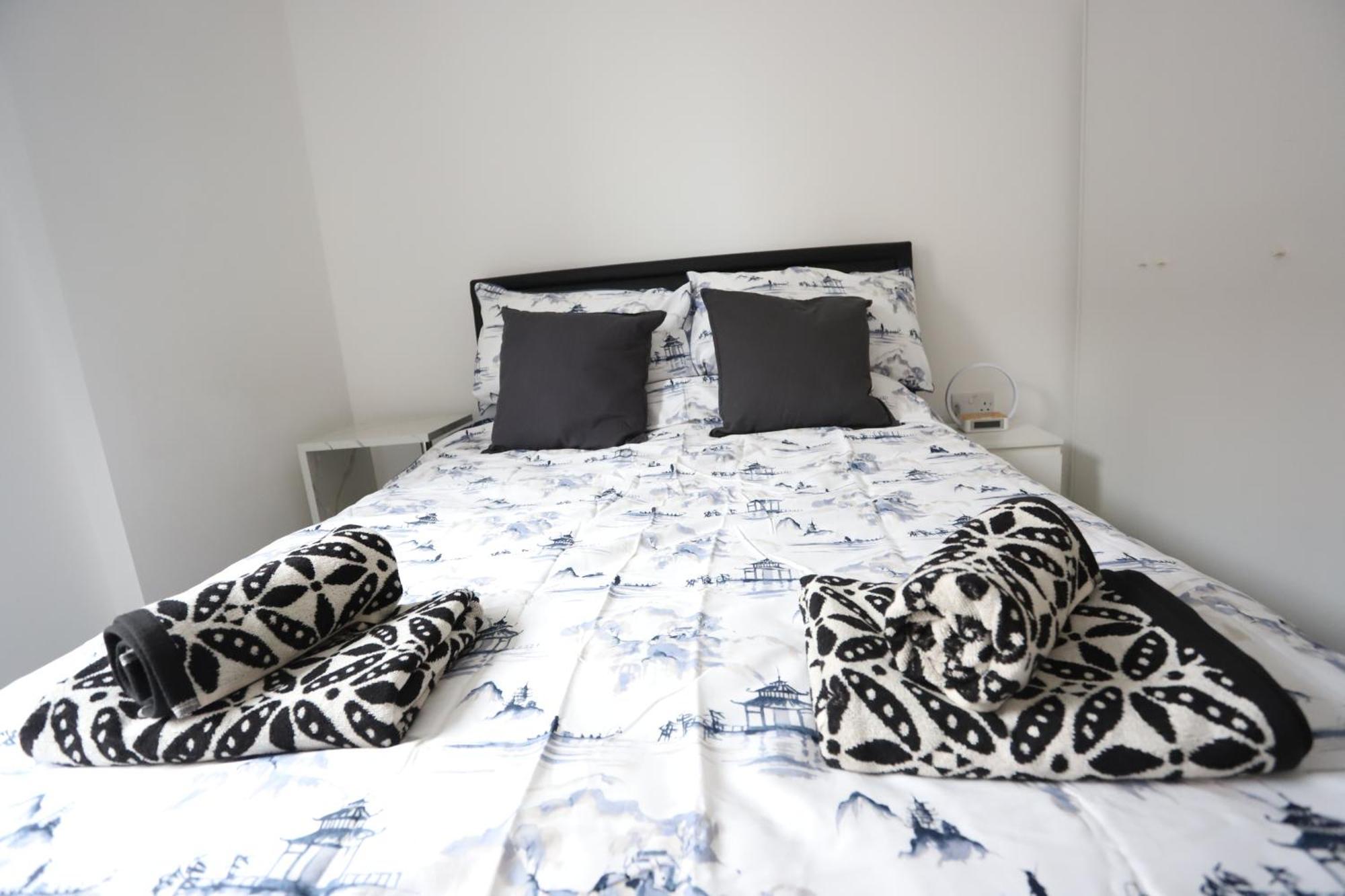 Spacious 3-story Retreat With Rooftop Terrace And Modern Amenities Londra