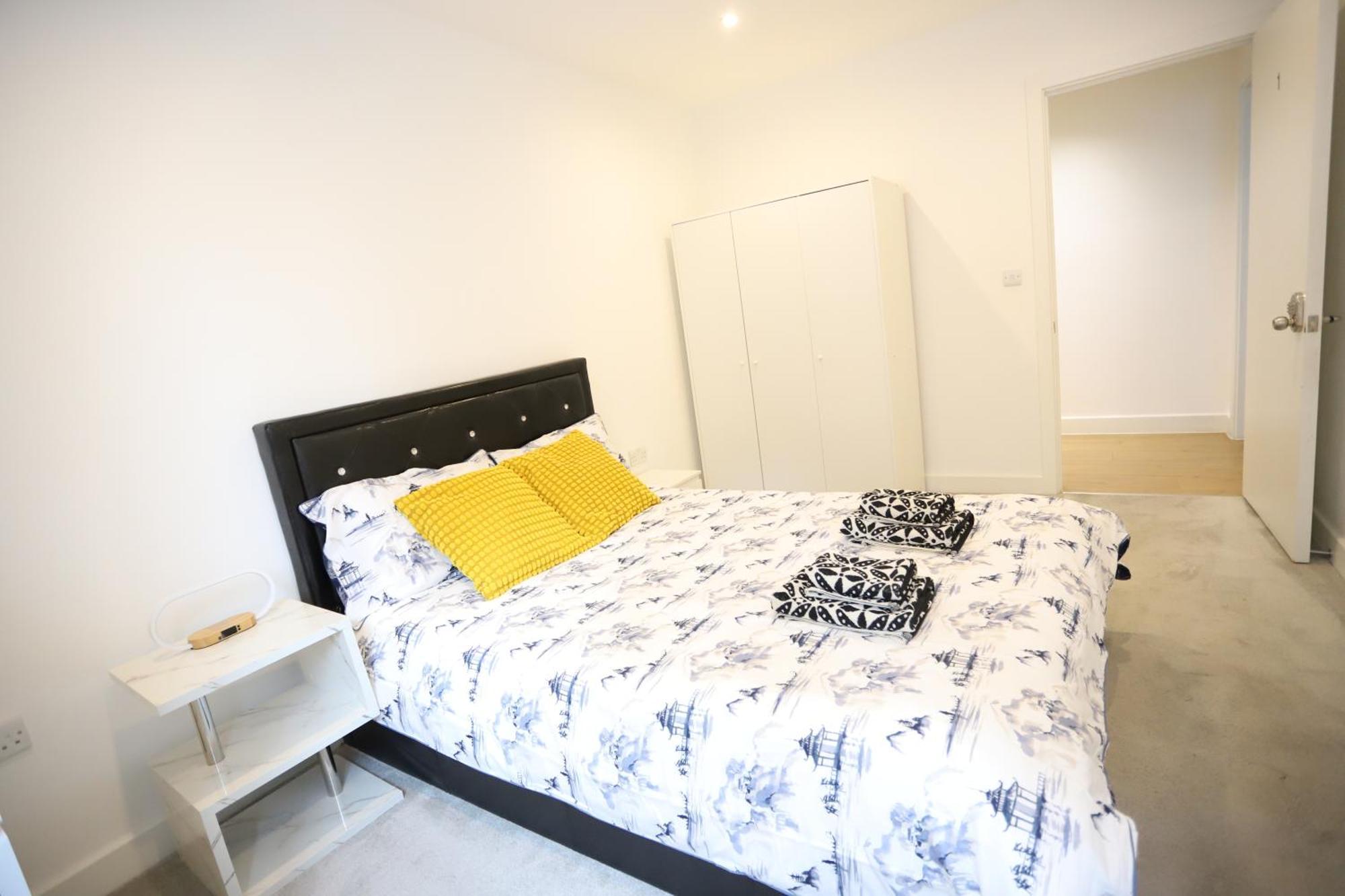 Spacious 3-story Retreat With Rooftop Terrace And Modern Amenities * Londra