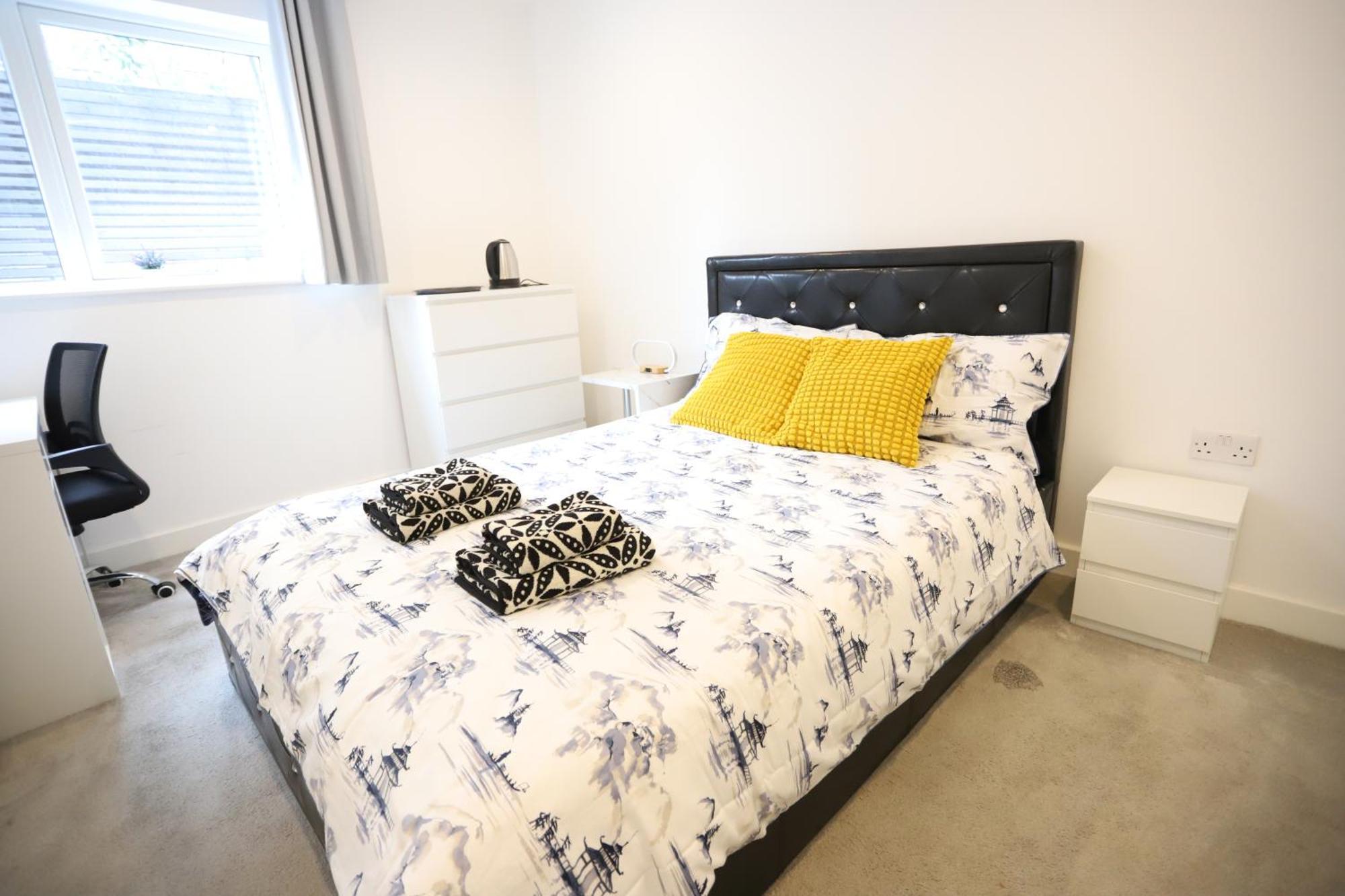Appartamento Spacious 3-story Retreat With Rooftop Terrace And Modern Amenities Londra