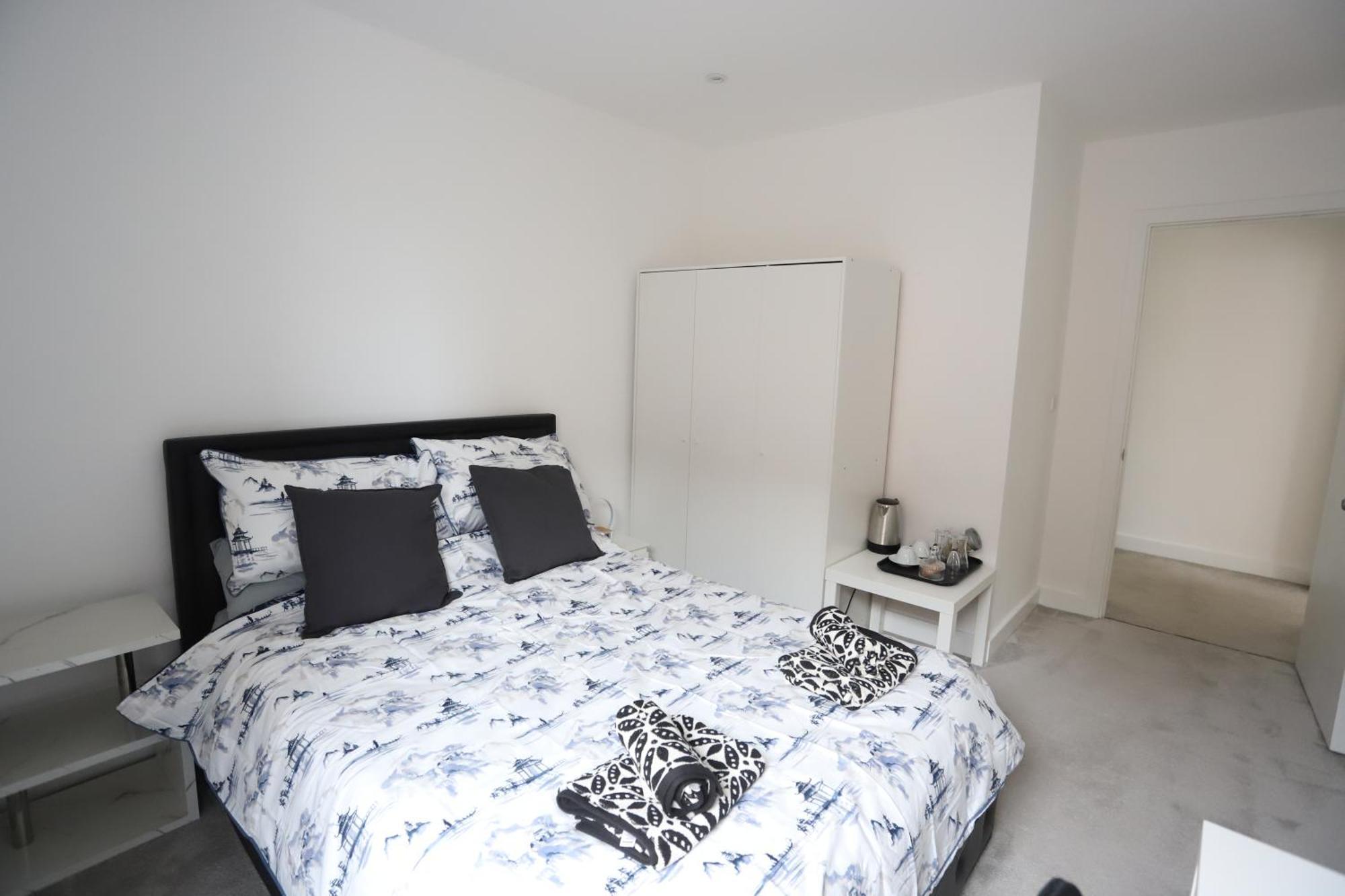 Spacious 3-story Retreat With Rooftop Terrace And Modern Amenities Apartament
